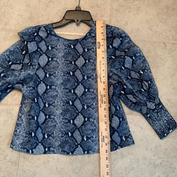 Stella & Dot Size XS blue reptile print crop top. NWOT. Button-up V-neck back. - Picture 7 of 8